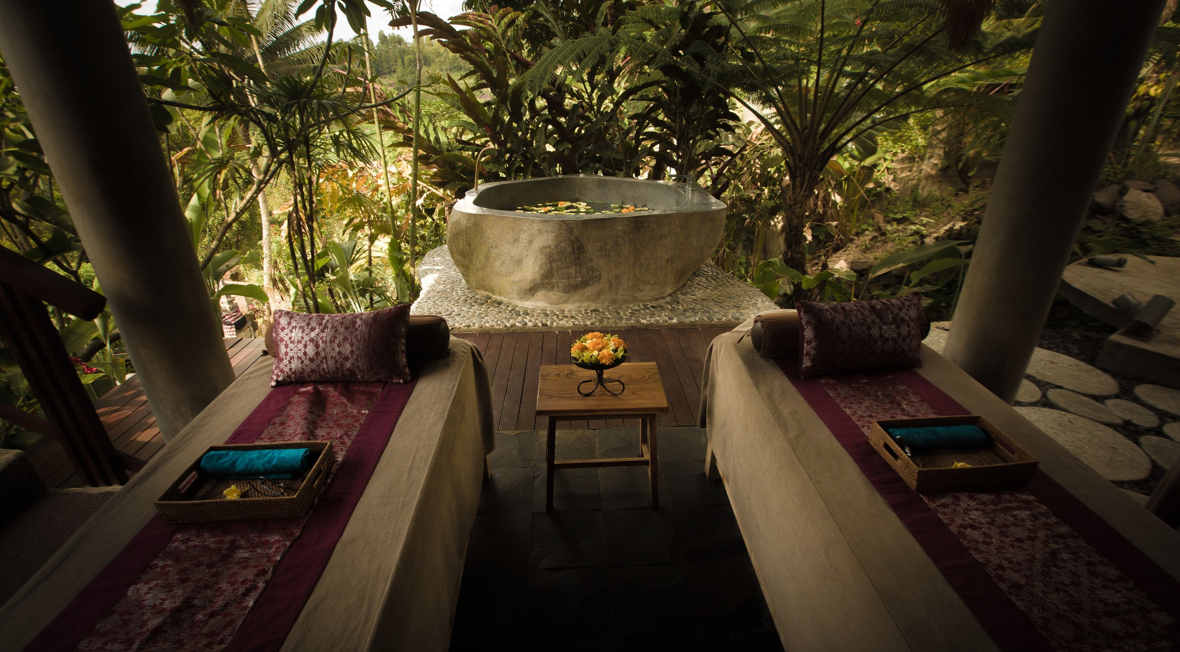 Spa outdoor di Soendaram Spa & Wellness Maha Hills, Sambangan, ID dengan pemandangan alam hijau dan bak mandi batu.