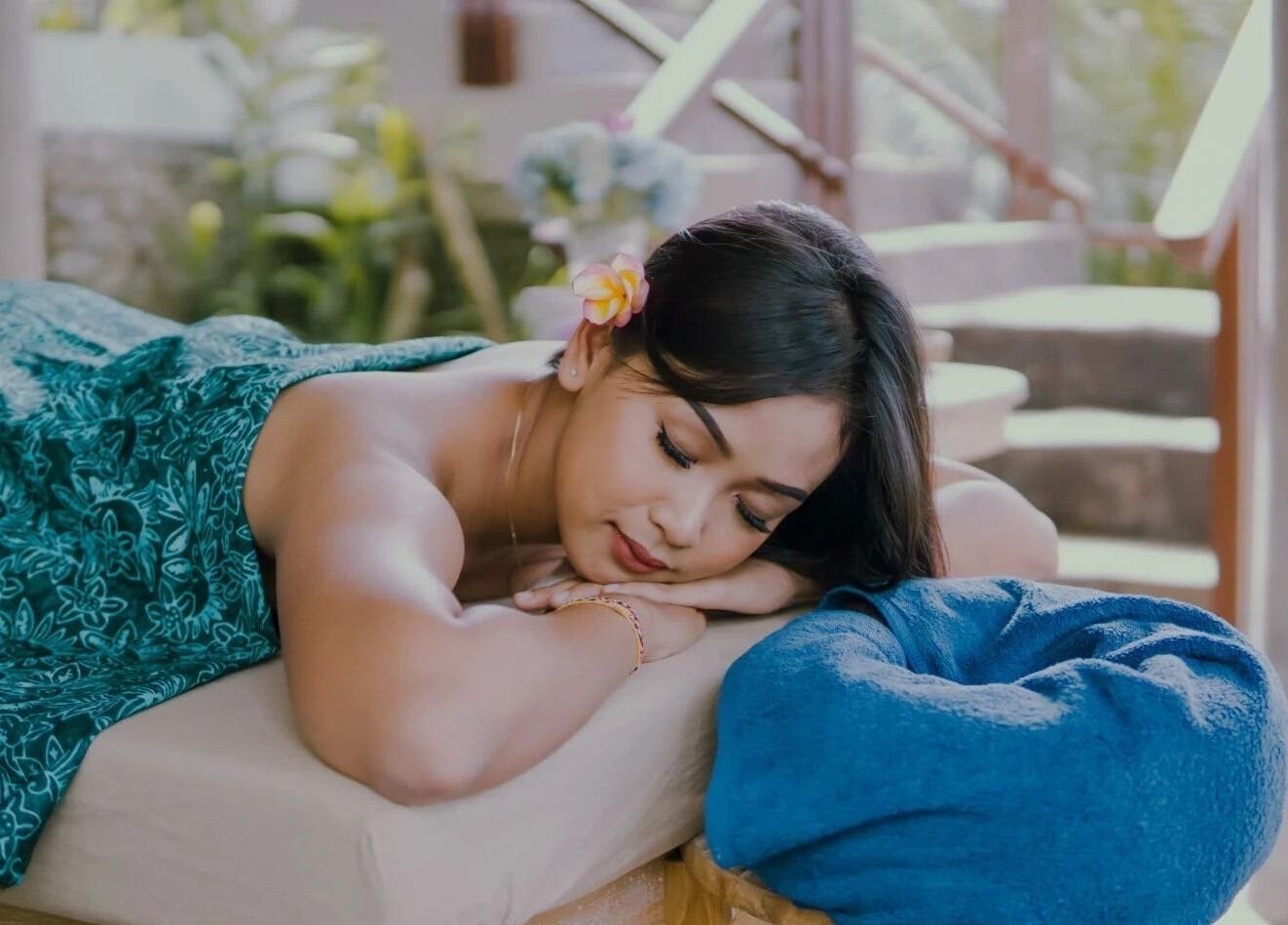 Pelanggan menikmati pijat di Soendaram Spa & Wellness Maha Hills, Sambangan, ID dengan suasana tenang.