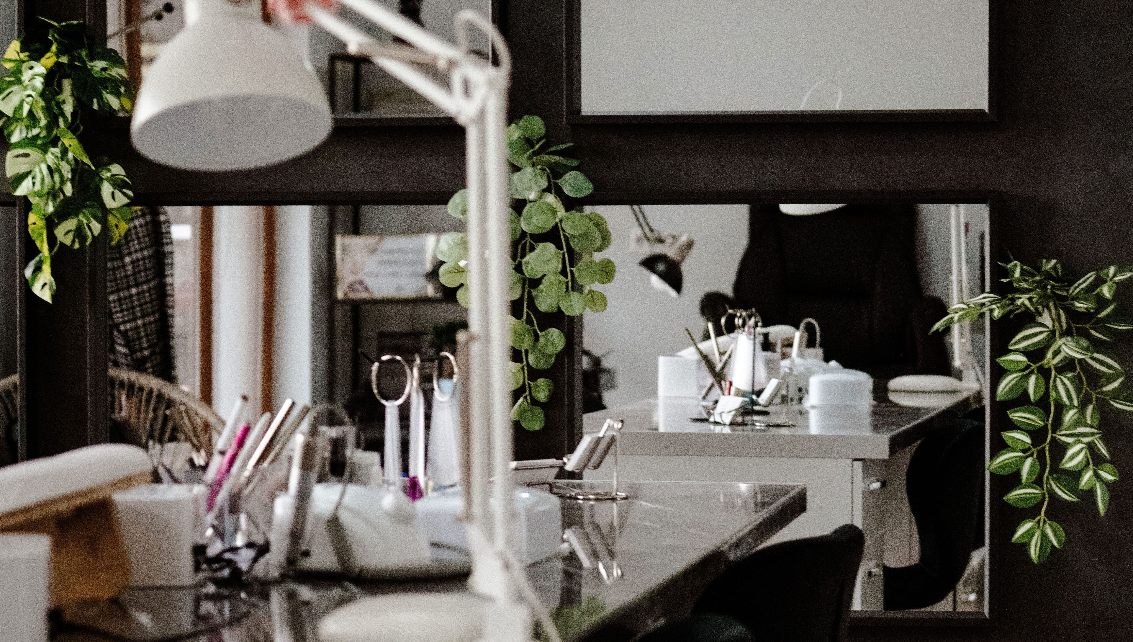 Елегантен интериор на Studio 99 във Варна, Варна, BG с модерни мебели и зелени растения.