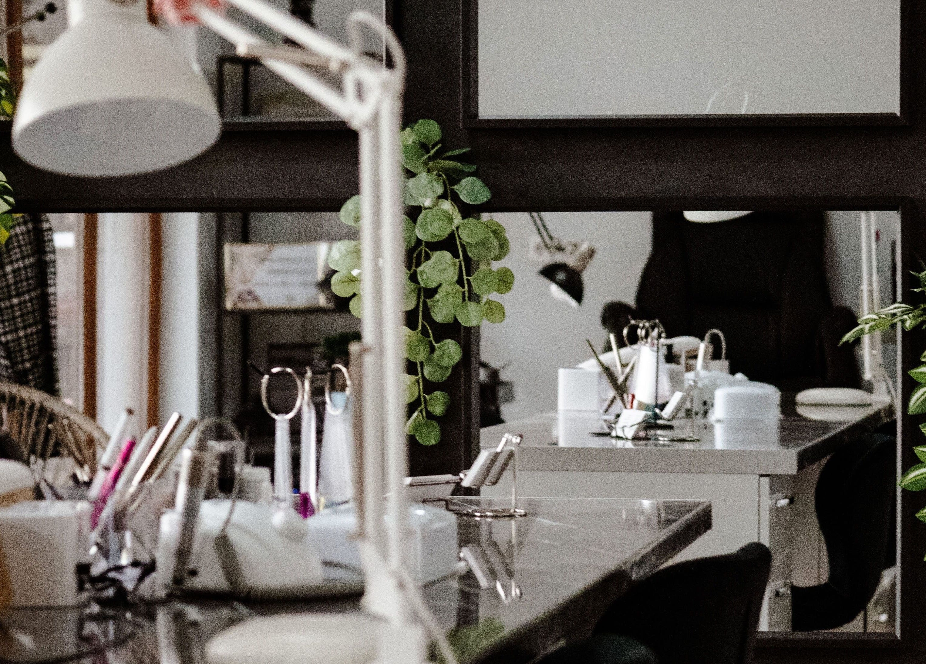 Елегантен интериор на Studio 99 във Варна, Варна, BG с модерни мебели и зелени растения.