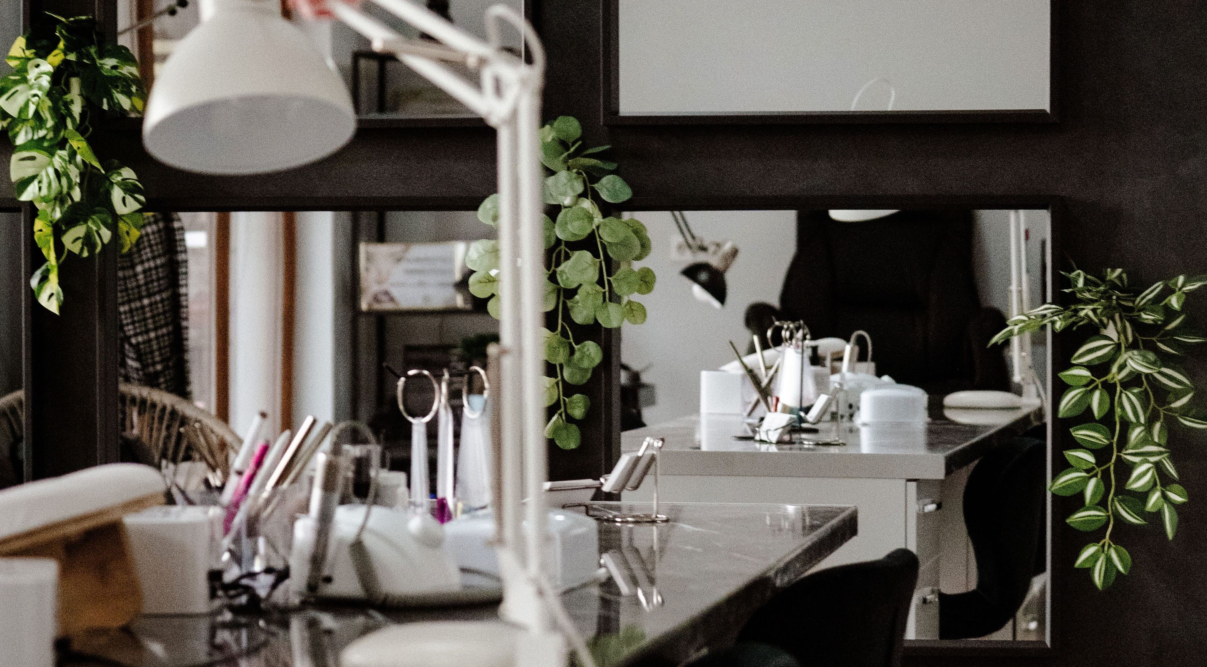 Елегантен интериор на Studio 99 във Варна, Варна, BG с модерни мебели и зелени растения.