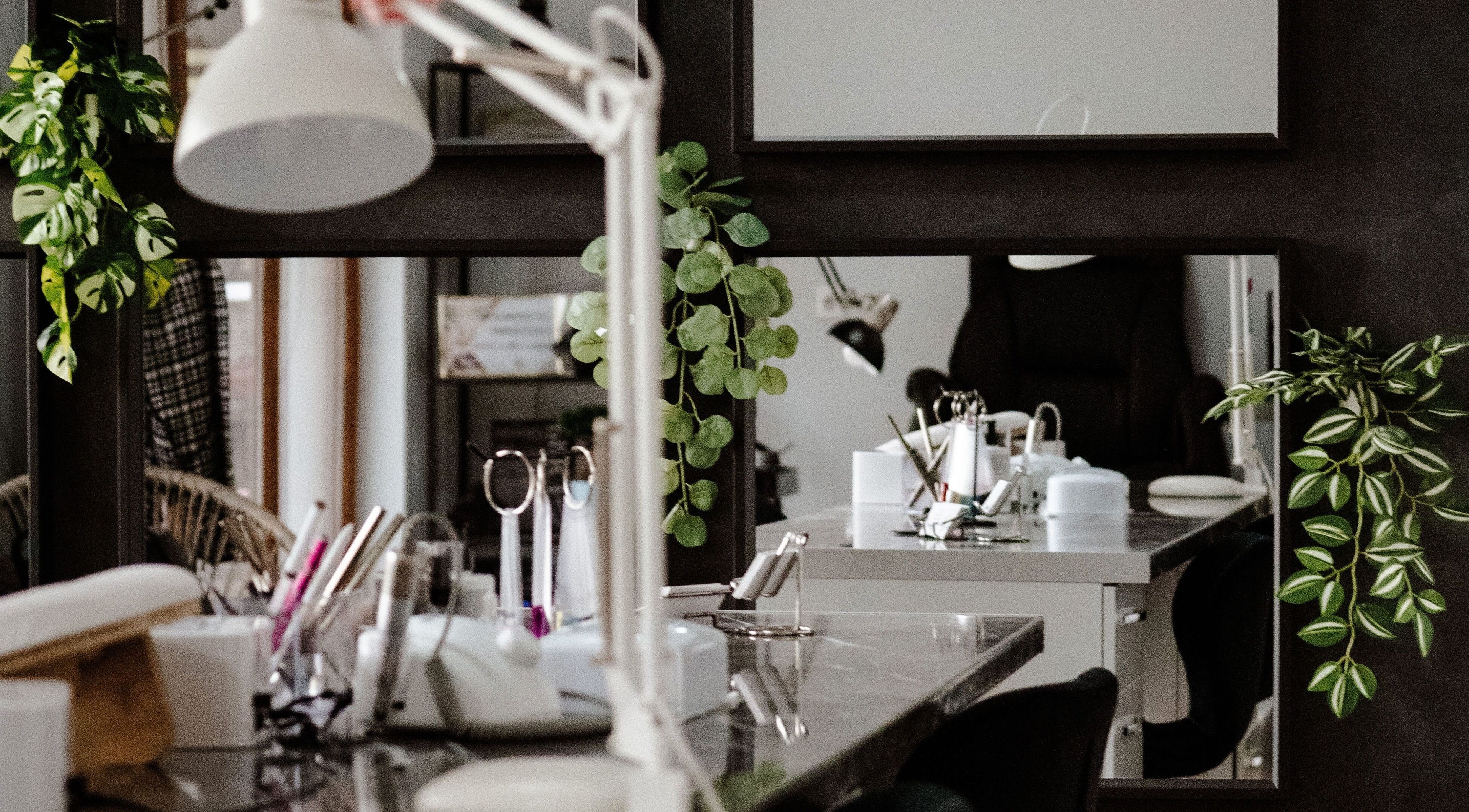 Елегантен интериор на Studio 99 във Варна, Варна, BG с модерни мебели и зелени растения.