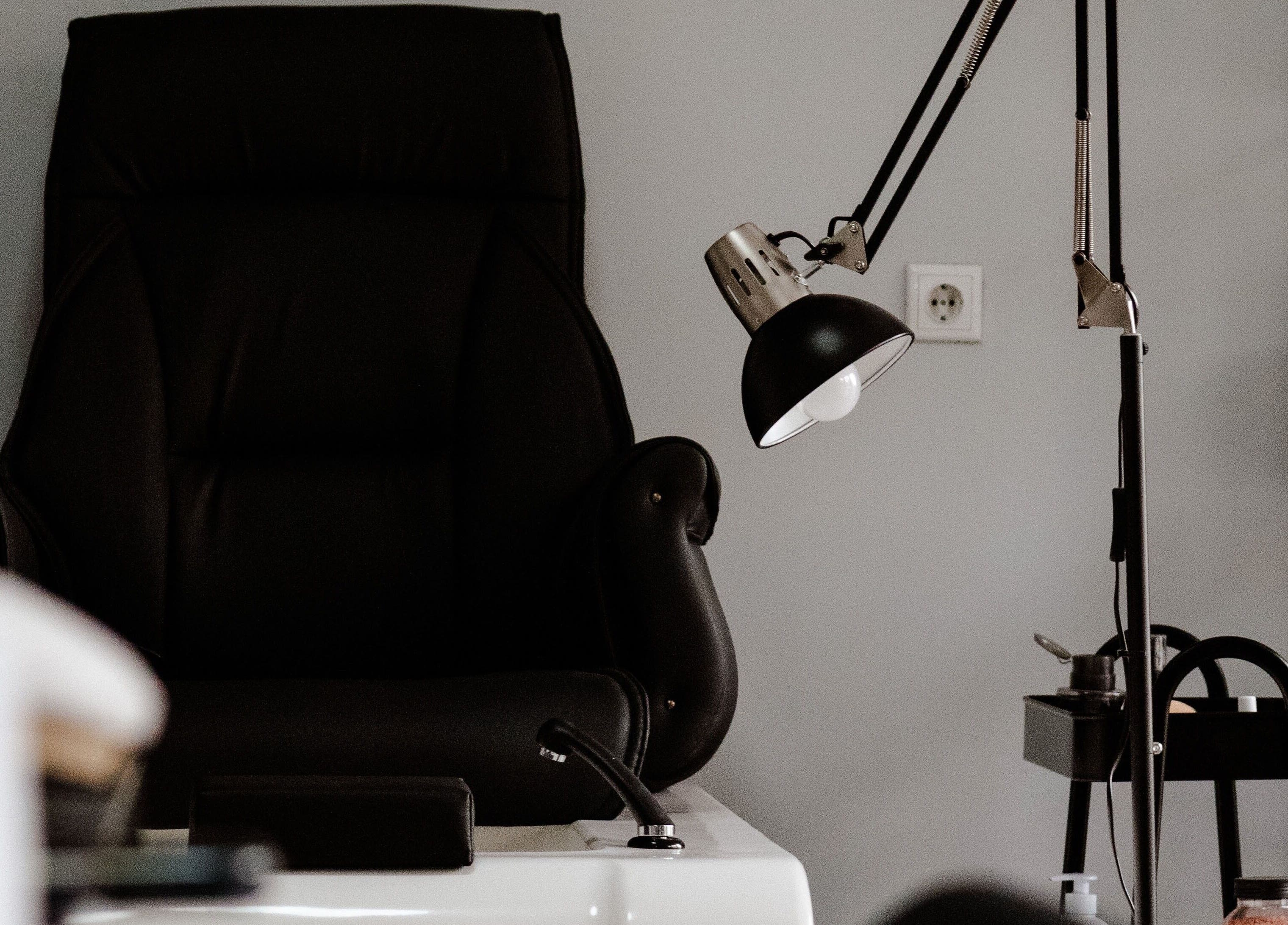 Комфортен стол и лампа в Studio 99, Varna, Varna, BG. Перфектно място за релаксация.