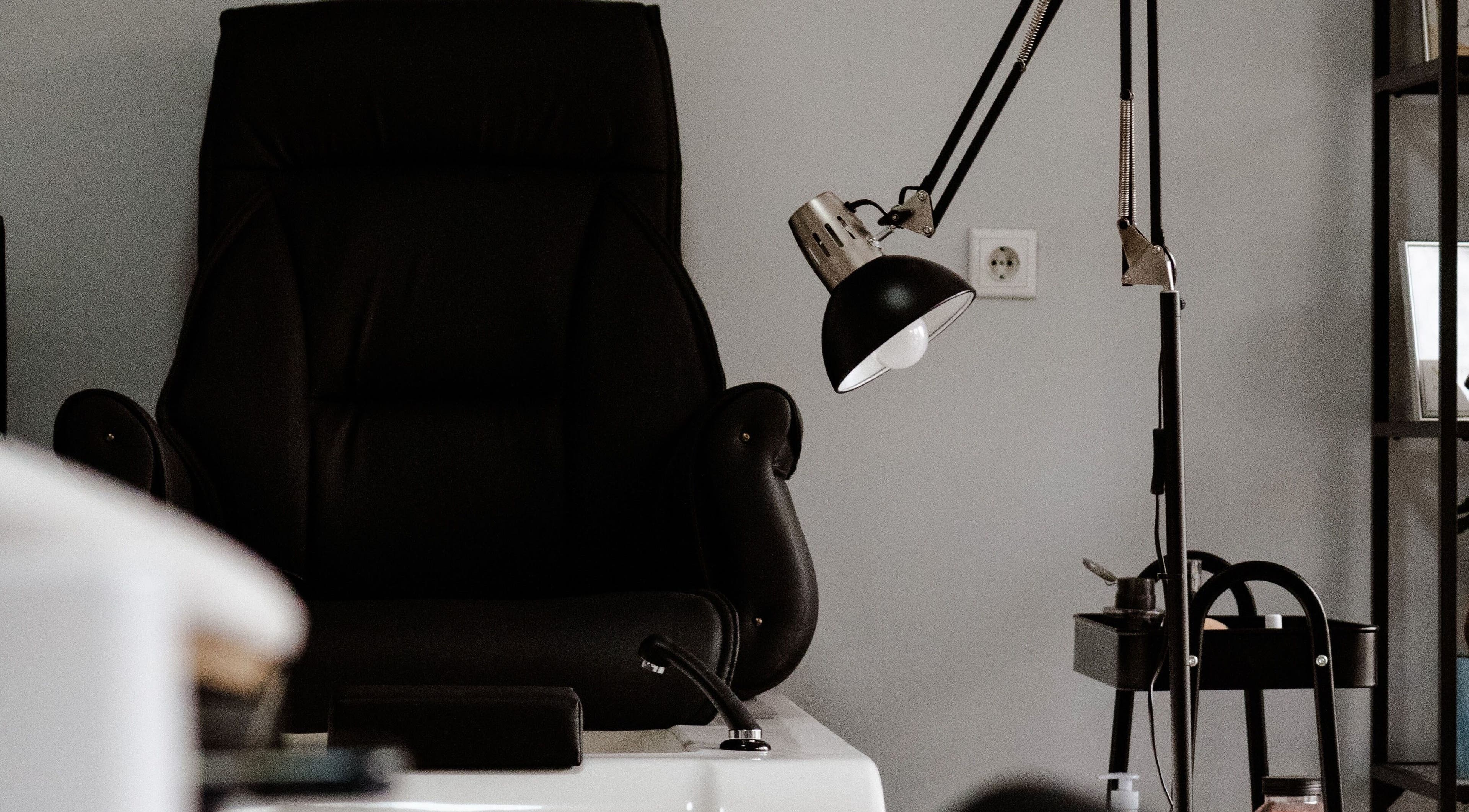 Комфортен стол и лампа в Studio 99, Varna, Varna, BG. Перфектно място за релаксация.