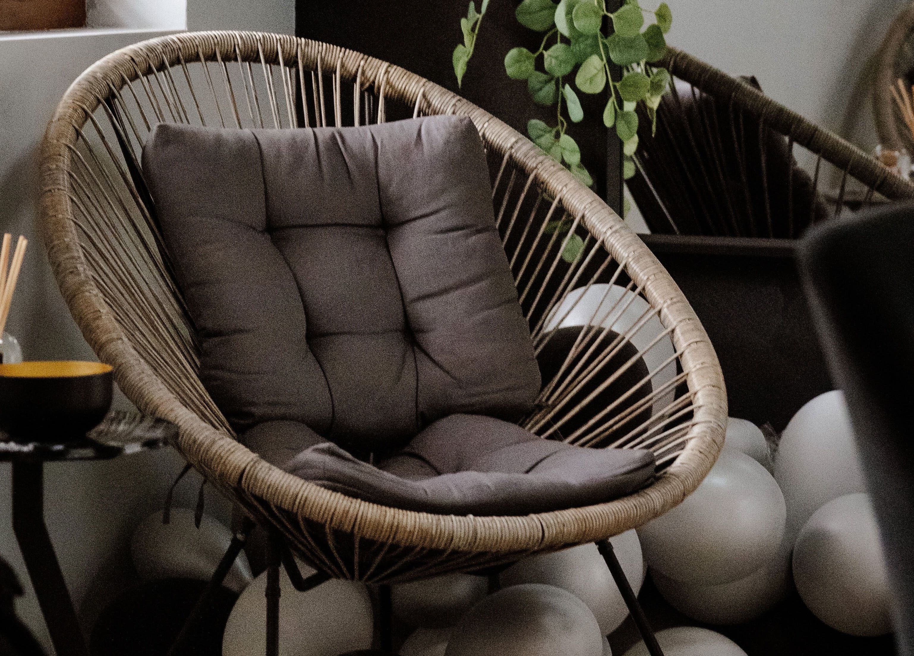 Уютен стол и декорация в Studio 99, Varna, Varna, BG, предлагащи релаксация и красота.