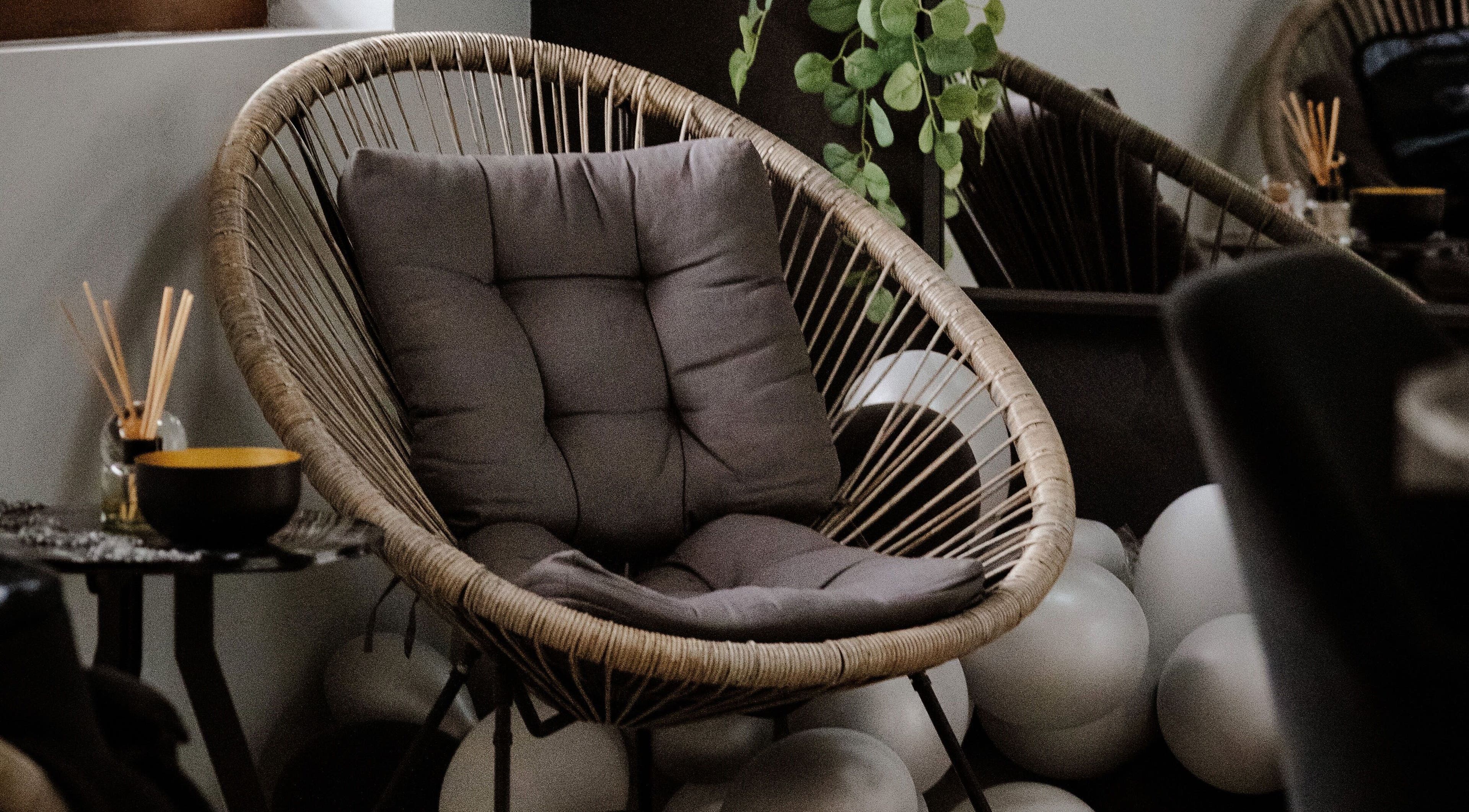 Уютен стол и декорация в Studio 99, Varna, Varna, BG, предлагащи релаксация и красота.