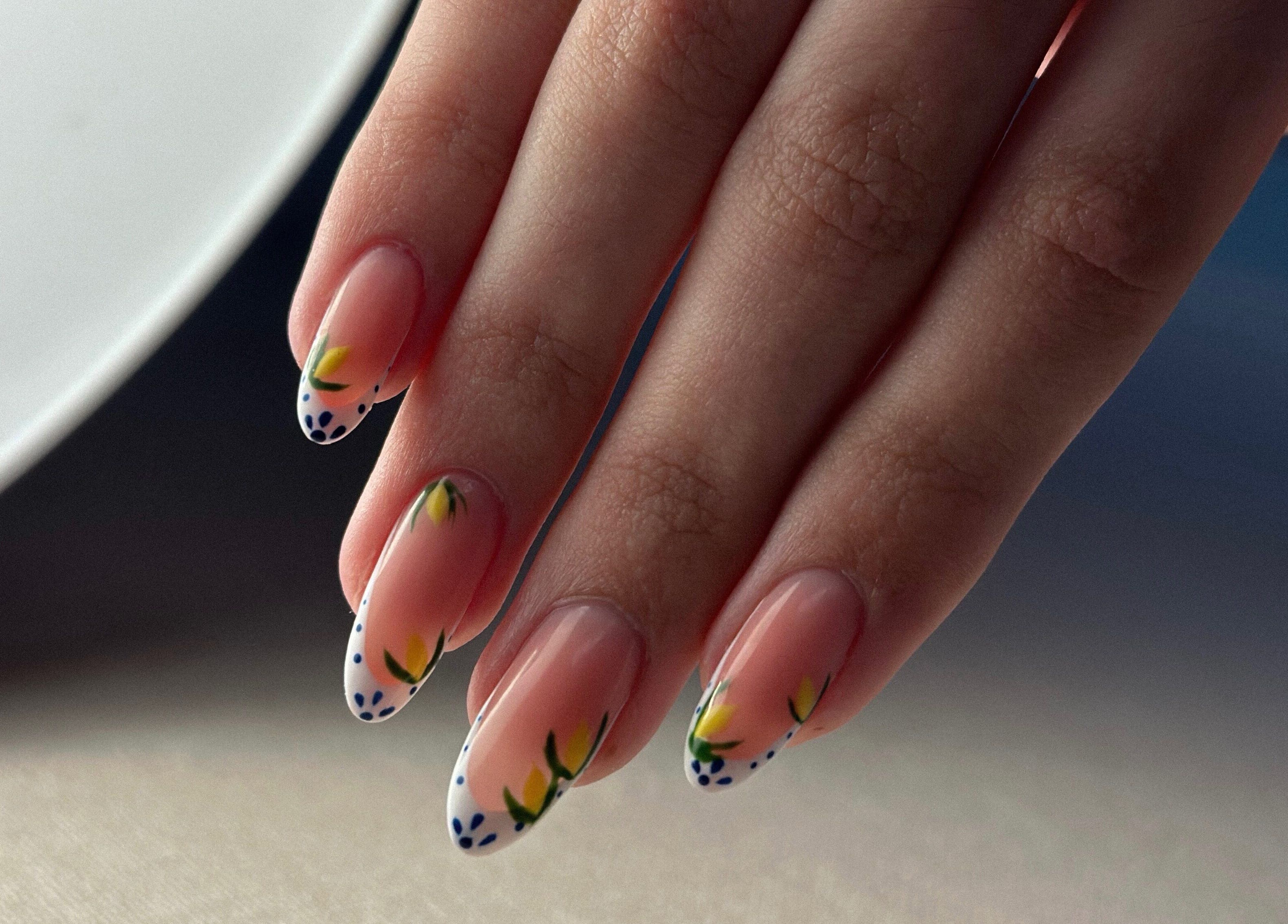 Изящен маникюр със зелени и жълти цветя в Studio 99, Варна, Варна, BG.