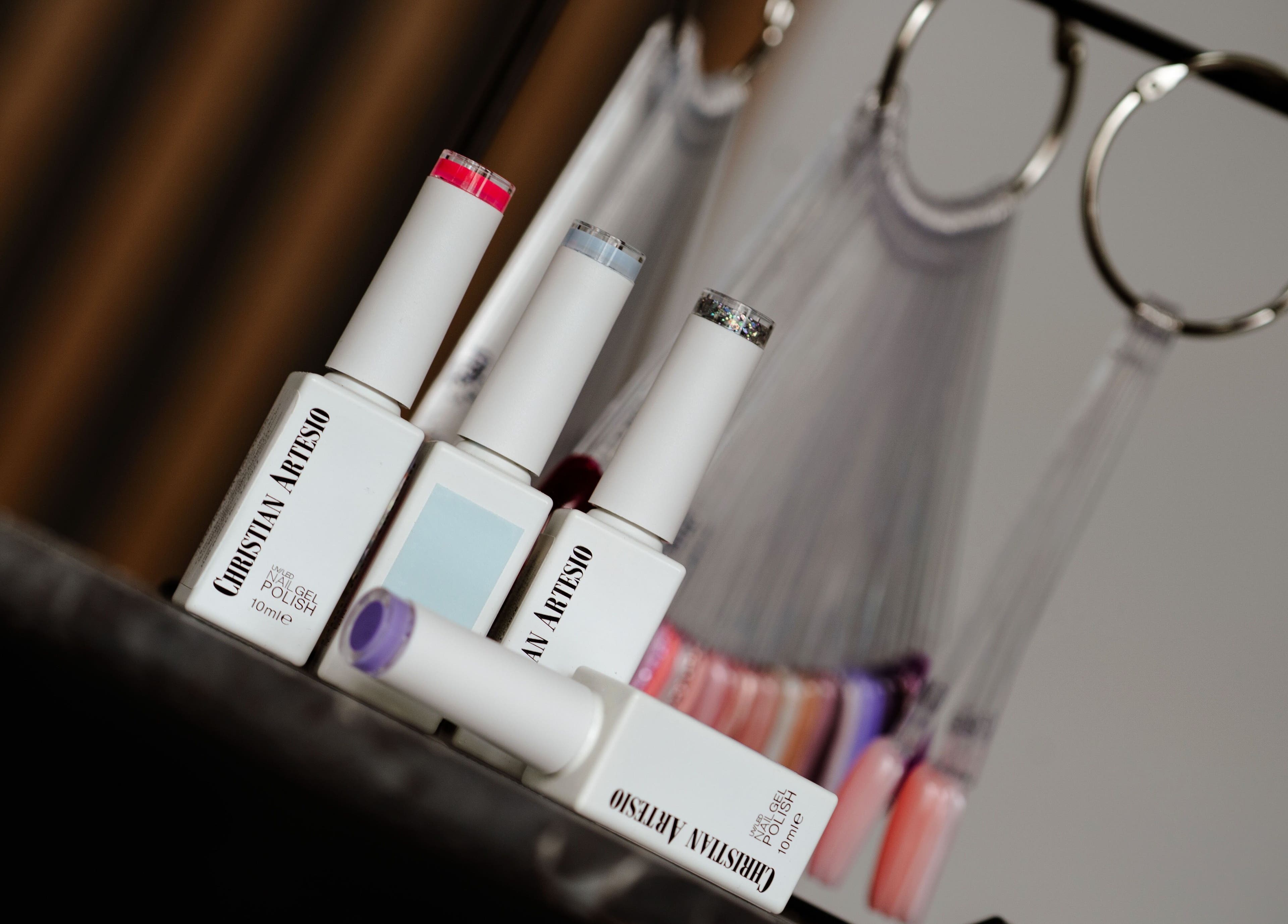 Селекция гел лакове в Studio 99, Варна, Варна, BG. Цветове и варианти за професионален маникюр.