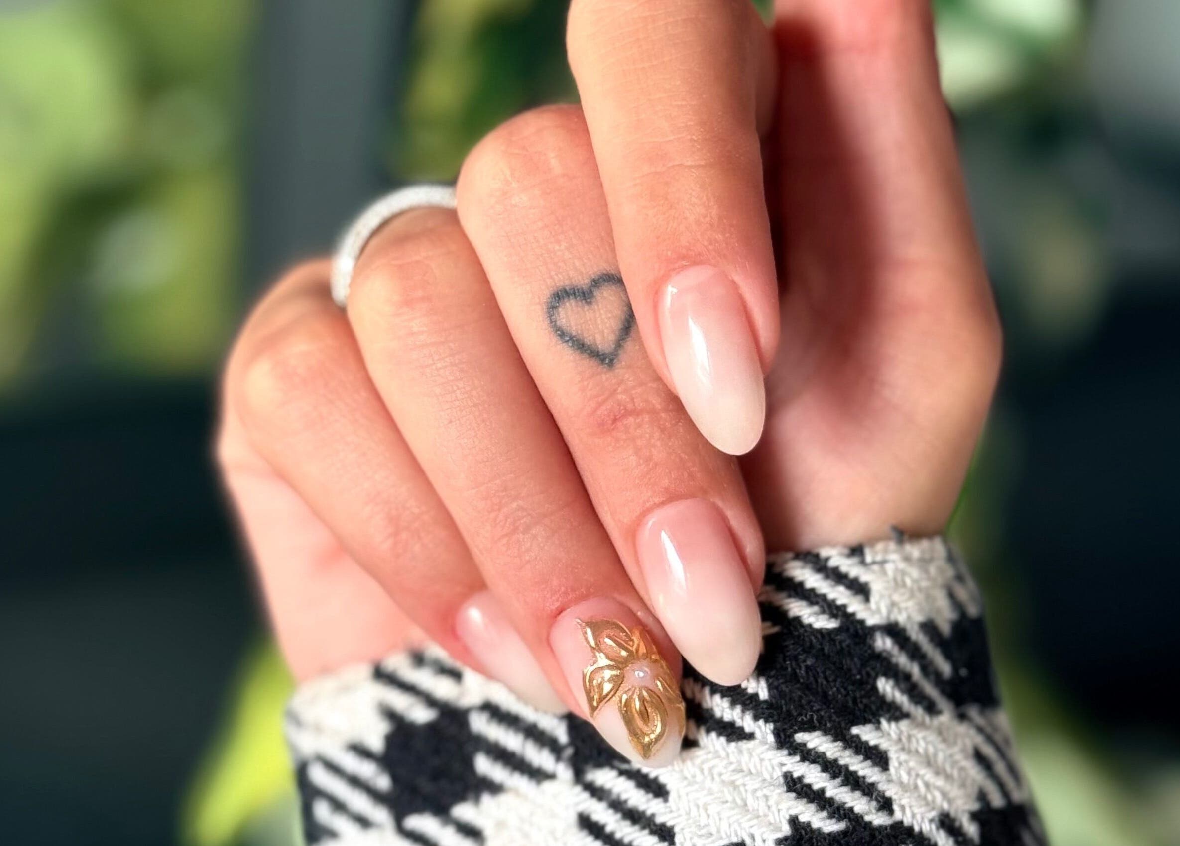 Стилни маникюр с бляскав дизайн в Studio 99, Варна, Варна, BG.