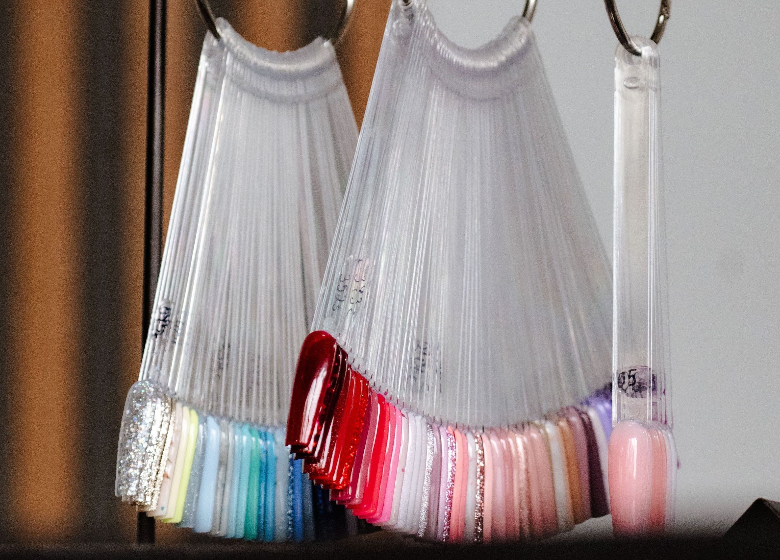 Палитра с мостри за лакове в Studio 99, Варна, Варна, BG, предлагайки разнообразие от цветове.