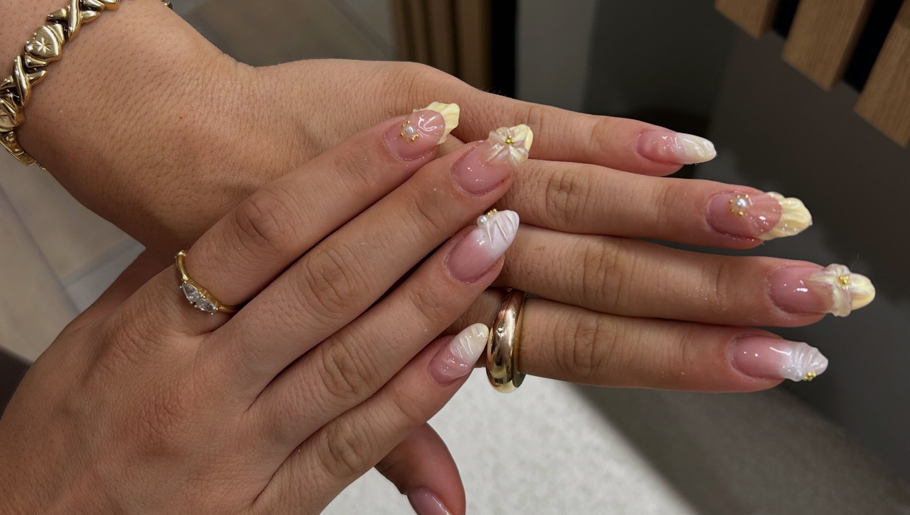 Άψογα διακοσμημένα νύχια με floral λεπτομέρειες από το Éclat Nails, Γλυφάδα, GR.