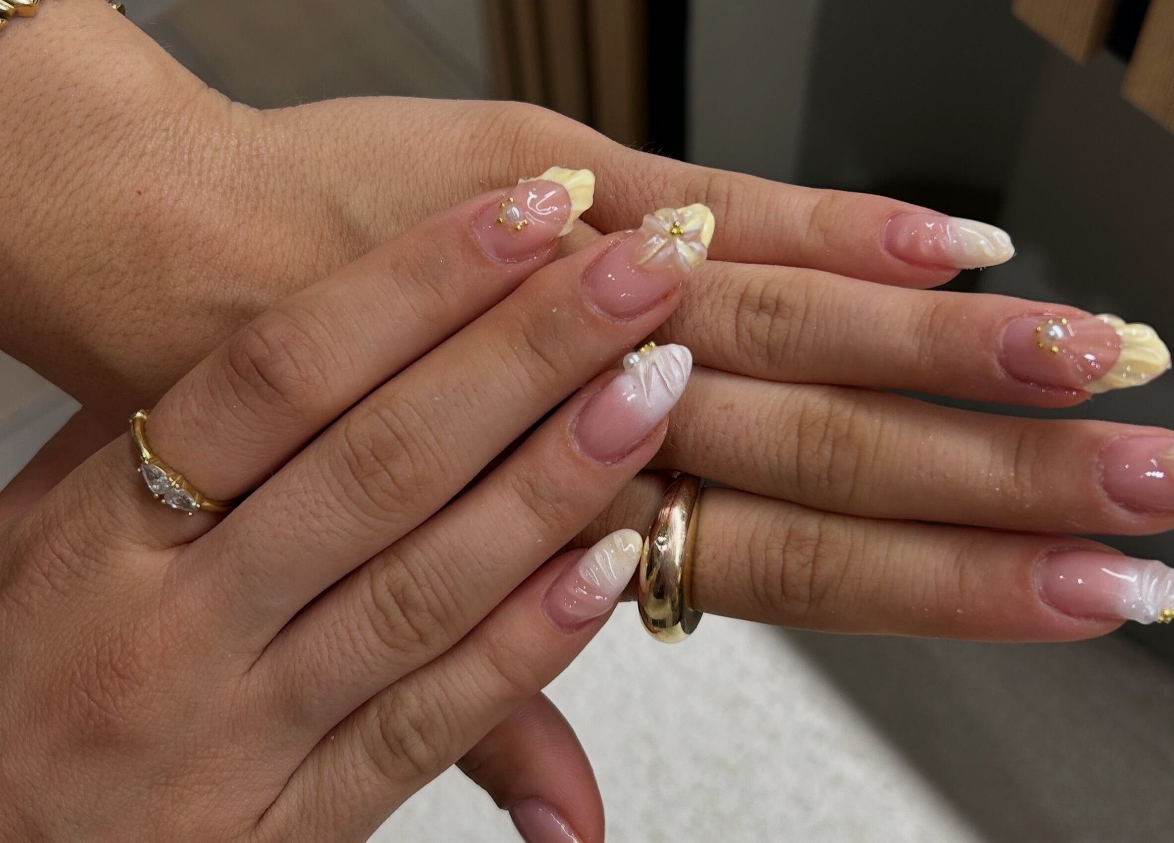 Άψογα διακοσμημένα νύχια με floral λεπτομέρειες από το Éclat Nails, Γλυφάδα, GR.
