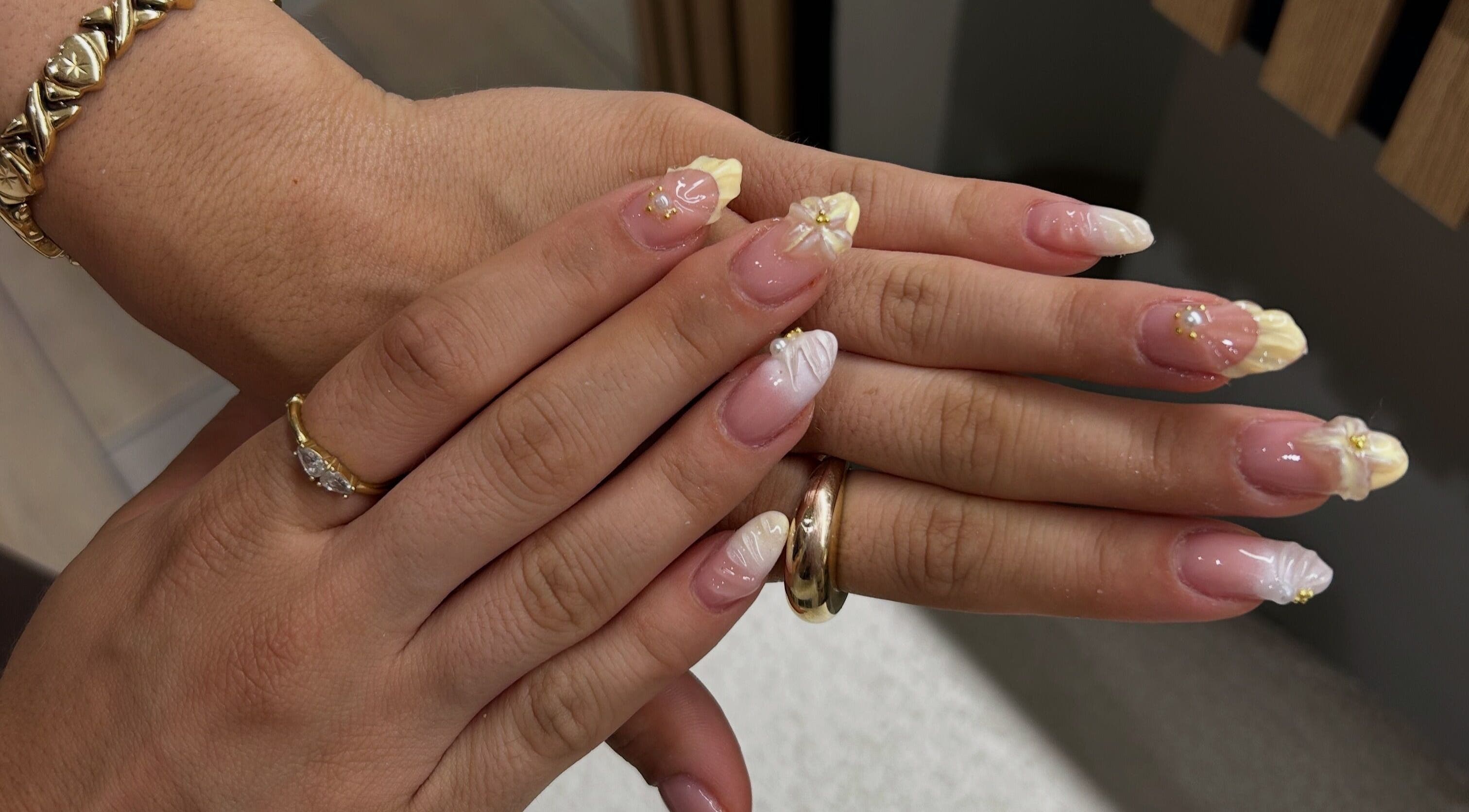 Άψογα διακοσμημένα νύχια με floral λεπτομέρειες από το Éclat Nails, Γλυφάδα, GR.