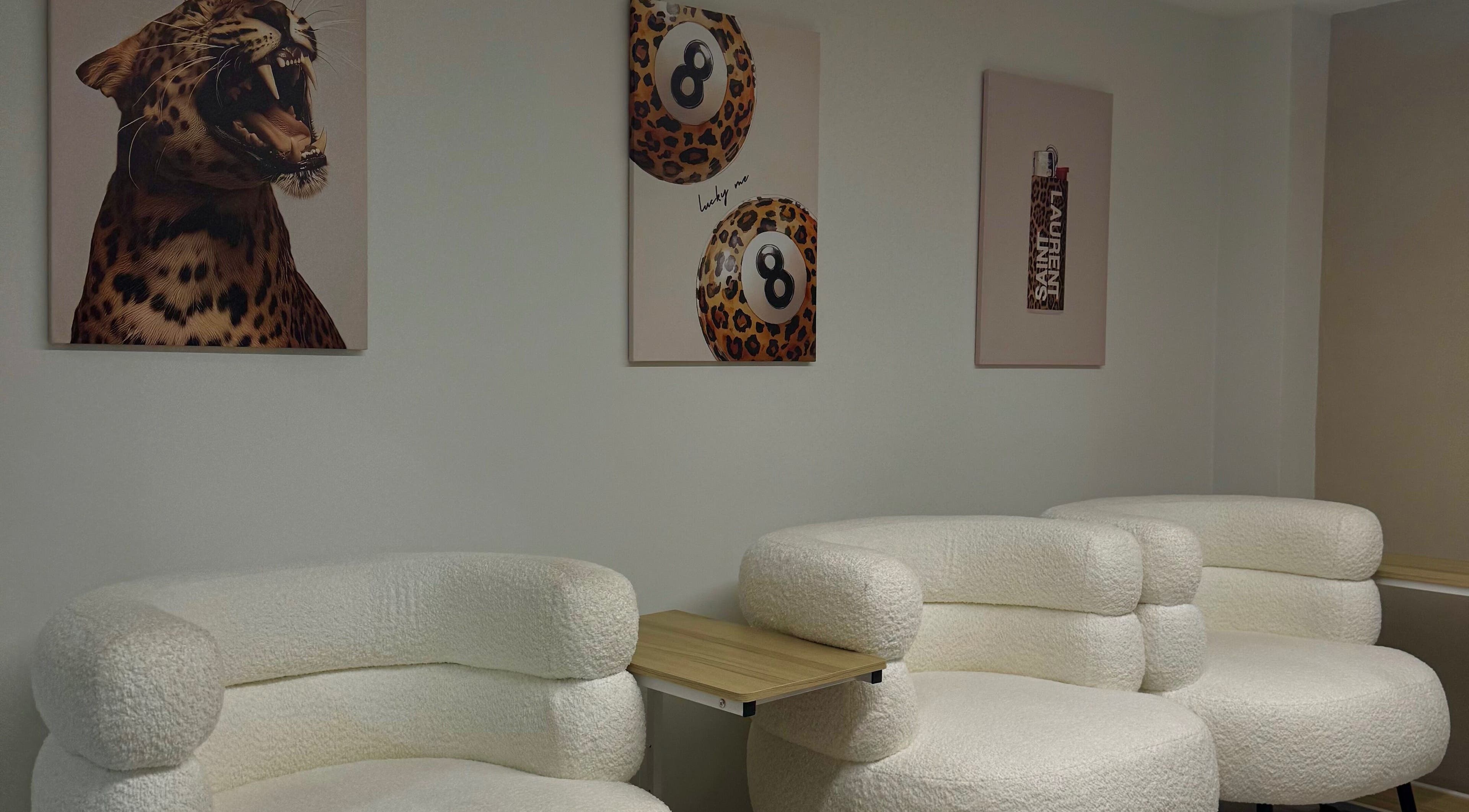 Μοντέρνα καρέκλες με πίνακες λεοπάρ στο Éclat Nails, Γλυφάδα, GR.