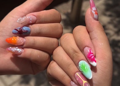 Εντυπωσιακά νύχια στο Éclat Nails, Γλυφάδα, GR με ζωηρά σχέδια και χρώματα.