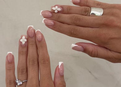 Σετ γαλλικού μανικιούρ με λουλούδια στο Éclat Nails, Γλυφάδα, GR.