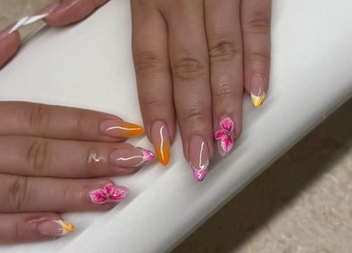 Λεπτομερής nail art με λουλούδια και χρώματα στο Éclat Nails, Γλυφάδα, GR.