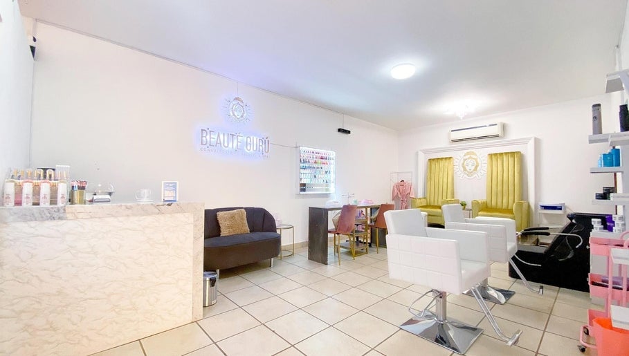 Interior elegante de GURU LASH BROWS en Colonia Del Sol, Baja California Sur, MX. Espacio acogedor y moderno.