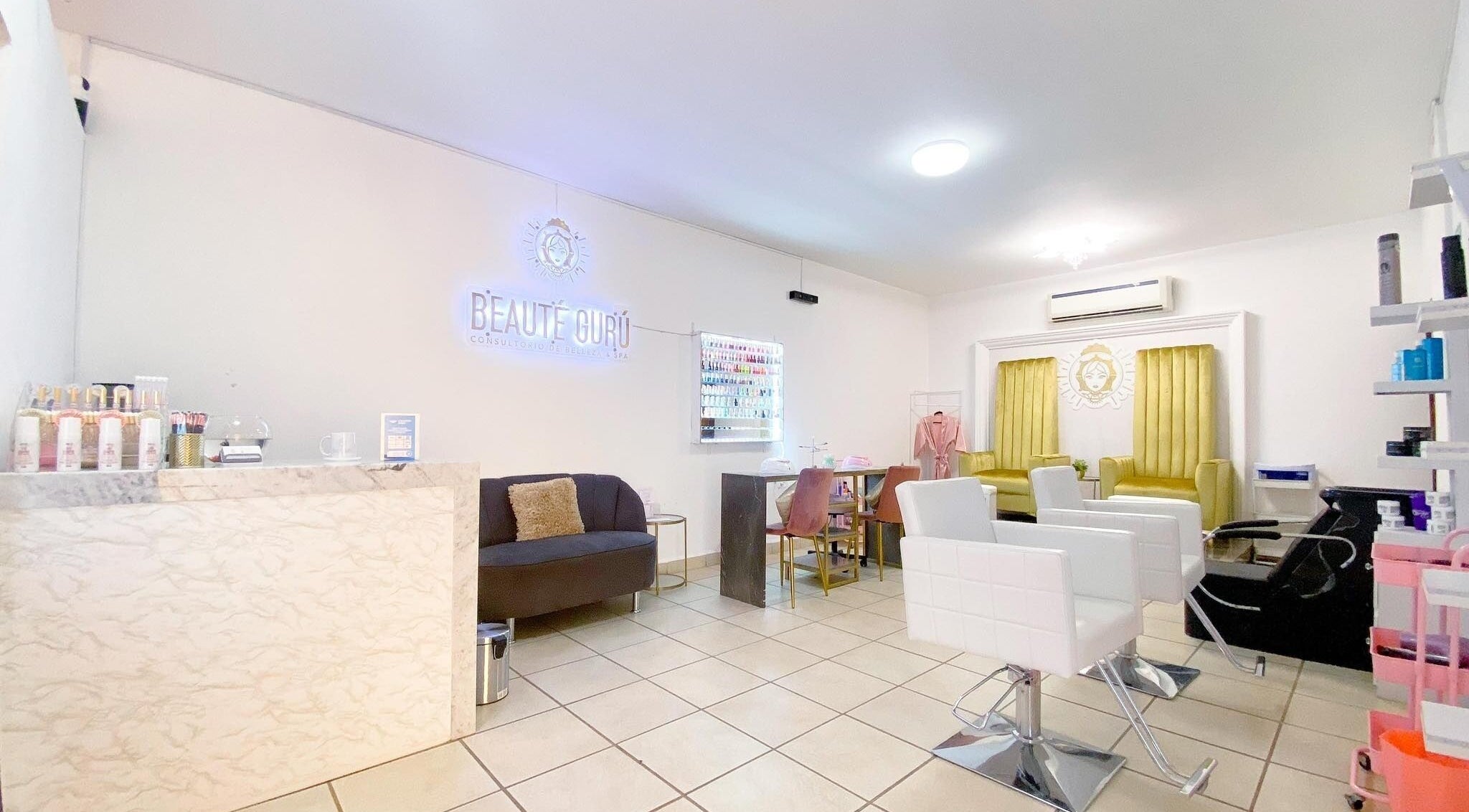 Interior elegante de GURU LASH BROWS en Colonia Del Sol, Baja California Sur, MX. Espacio acogedor y moderno.