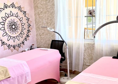 Interior de GURU LASH BROWS en Colonia Del Sol, Baja California Sur, MX. Decoración zen con camillas rosadas.