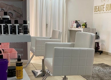 Interior moderno de GURU LASH BROWS en Colonia Del Sol, Baja California Sur, MX, con sillas blancas elegantes.