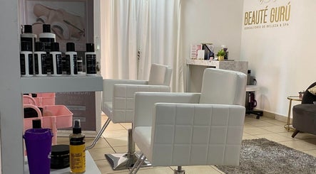 Interior moderno de GURU LASH BROWS en Colonia Del Sol, Baja California Sur, MX, con sillas blancas elegantes.
