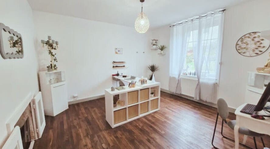 Intérieur lumineux du salon Nail's Artist à Montsec, Grand Est, FR, conçu pour une expérience relaxante.