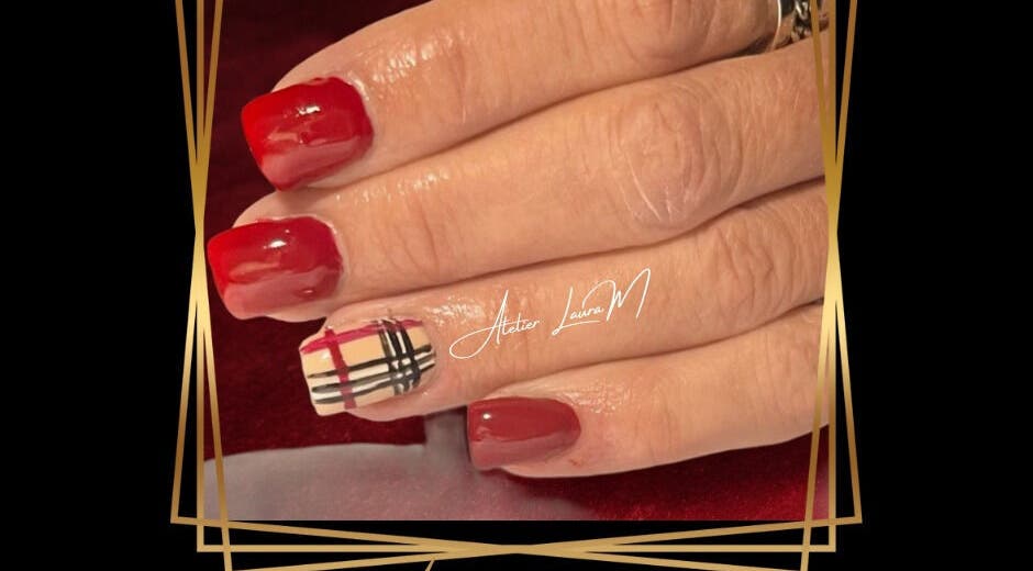 Manucure élégante avec des ongles rouges et un motif carreaux chez Atelier Laura M, Vic-sur-seille, Grand Est, FR.