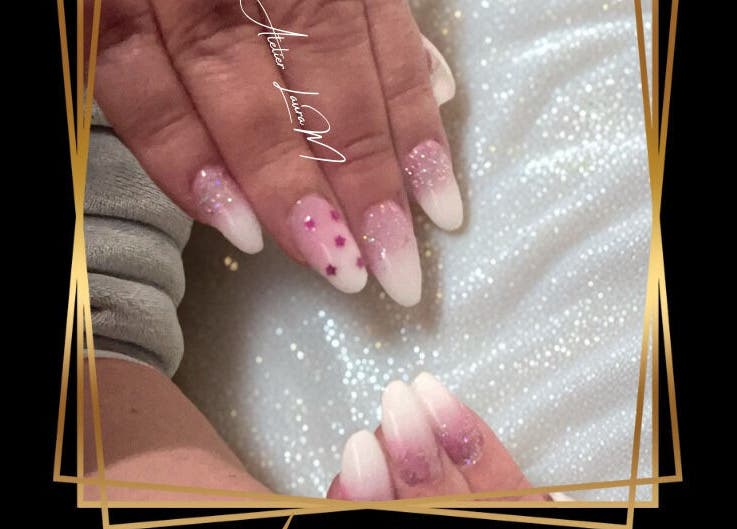 Manucure scintillante à Atelier Laura M, Vic-sur-seille, Grand Est, FR avec dégradé rose et étoiles.