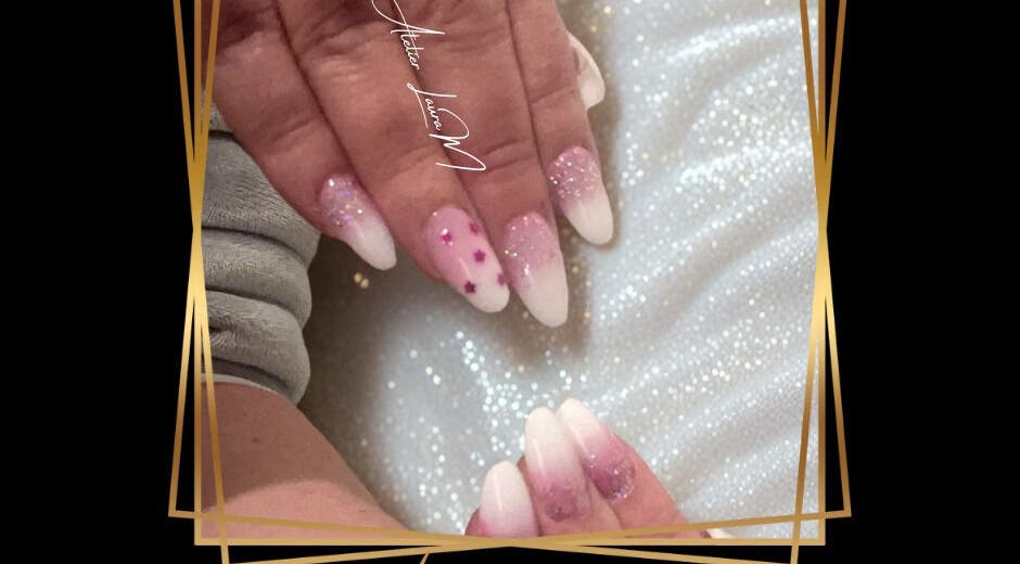 Manucure scintillante à Atelier Laura M, Vic-sur-seille, Grand Est, FR avec dégradé rose et étoiles.