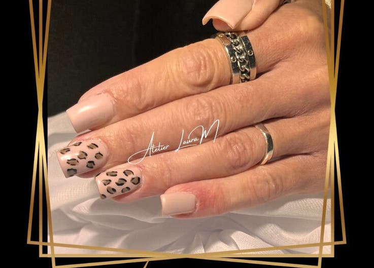 Nail art élégant à Atelier Laura M, Vic-sur-seille, Grand Est, FR avec motif léopard et vernis nude.