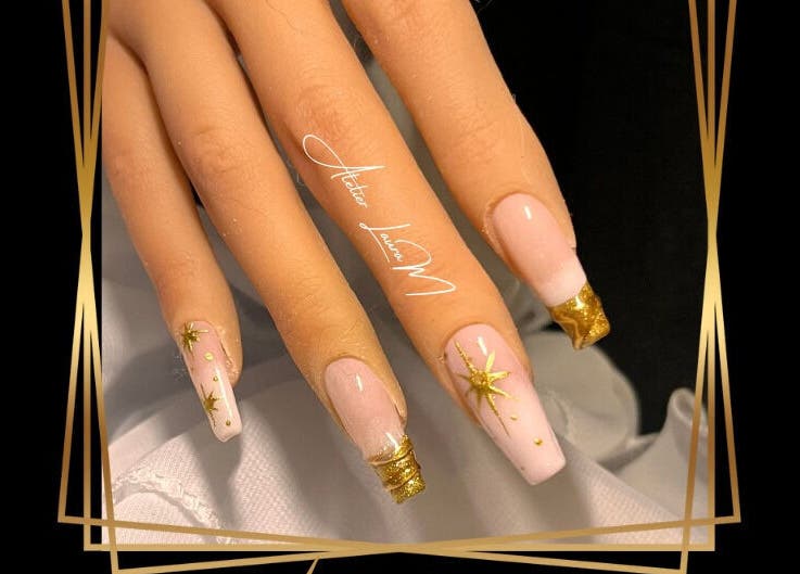Design d'ongles dorés chez Atelier Laura M, Vic-sur-seille, Grand Est, FR. Élégance et style garanties.