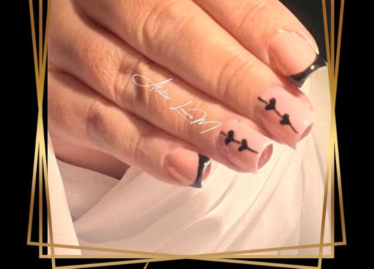 Design élégant de nail art chez Atelier Laura M à Vic-sur-seille, Grand Est, FR.