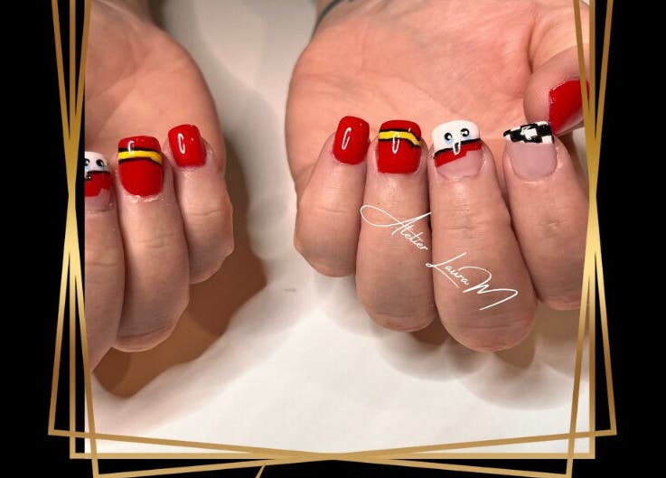 Nail art unique à Atelier Laura M, Vic-sur-seille, Grand Est, FR, avec des motifs rouges et créatifs.