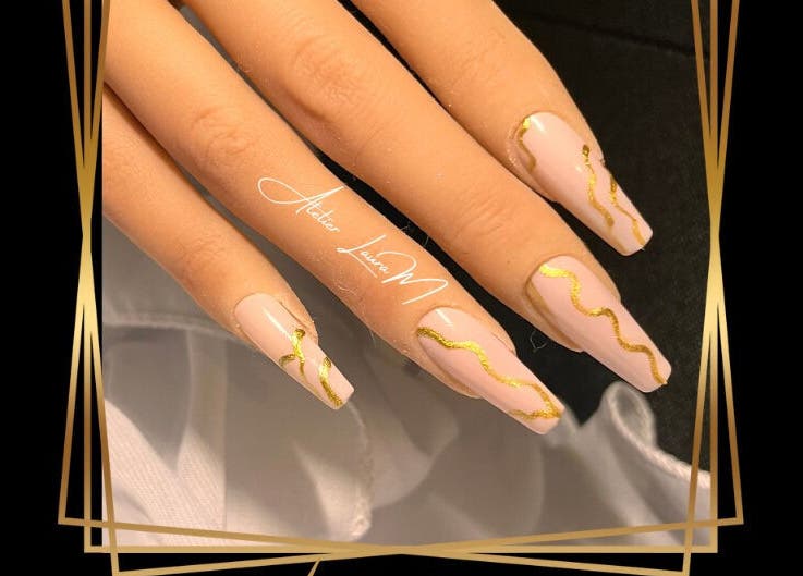 Manucure élégante avec motifs dorés à l'Atelier Laura M, Vic-sur-seille, Grand Est, FR.