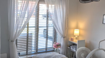 Bright, cozy room at The Lash Retreat in Golborne, England, GB, with soft lighting and chic decorations.