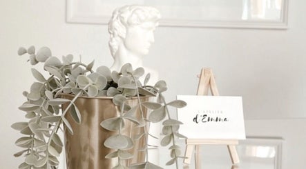 Décor sophistiqué de L’Atelier d’Emma à Vendenheim, Grand Est, FR avec statue et plante verte.