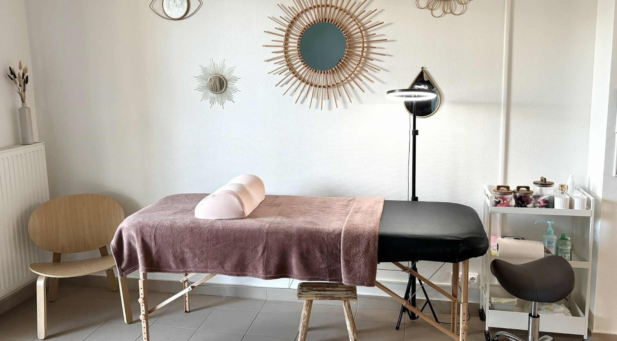 Salle de massage élégante à L’Atelier d’Emma, Vendenheim, Grand Est, FR avec table et décor chic.