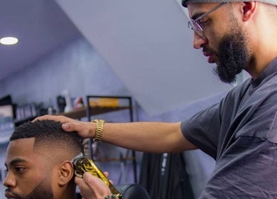 Coiffeur à Hairsprit, Liege, BE, réalisant une coupe de cheveux tendance avec précision.