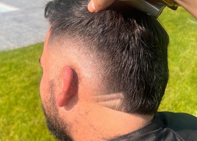 Coupe de cheveux moderne avec un dégradé net à Hairsprit, Liège, BE.