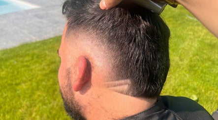 Coupe de cheveux moderne avec un dégradé net à Hairsprit, Liège, BE.