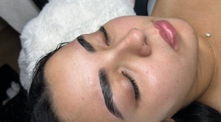 Sourcils soignés chez Eléonore Beauty à Toulon, Provence-alpes-côte D'azur, FR.
