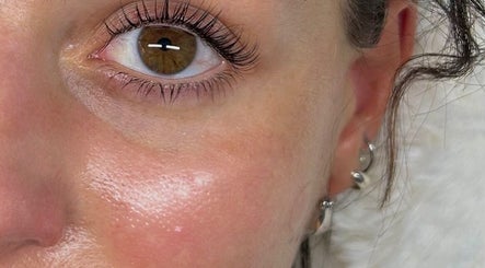 Yeux sublimes chez Eléonore Beauty, Toulon, Provence-alpes-côte D'azur, FR. Soin expert pour un regard lumineux.