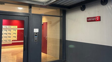 Entrée bâtiment C de Eléonore Beauty à Toulon, Provence-alpes-côte D'azur, FR, avec boîtes aux lettres.