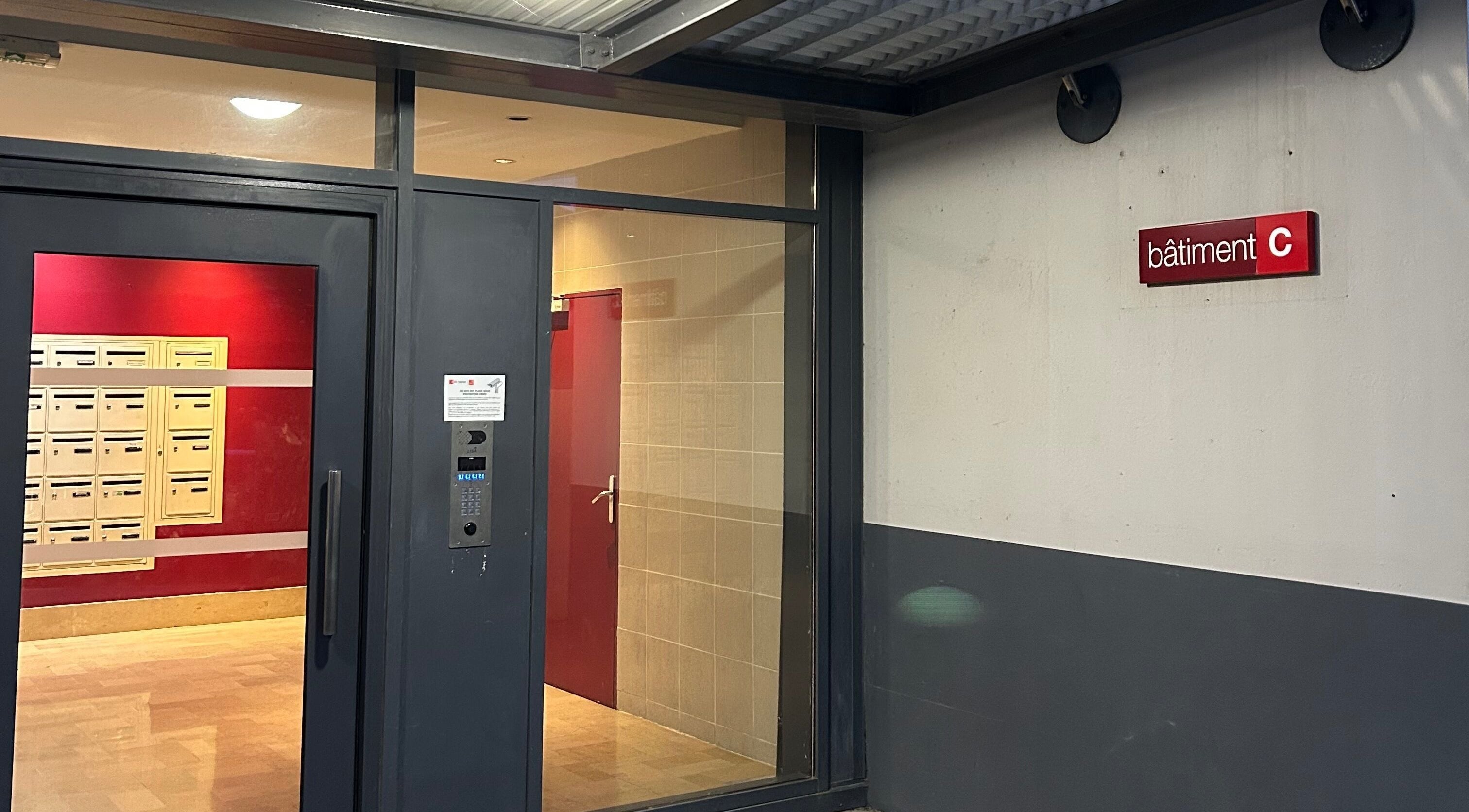 Entrée bâtiment C de Eléonore Beauty à Toulon, Provence-alpes-côte D'azur, FR, avec boîtes aux lettres.