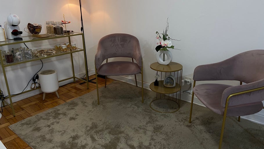 Sala de espera elegante com poltronas na Naara Vallim | Nail Designer, Porto, Porto, PT.
