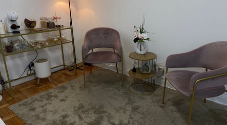 Sala de espera elegante com poltronas na Naara Vallim | Nail Designer, Porto, Porto, PT.