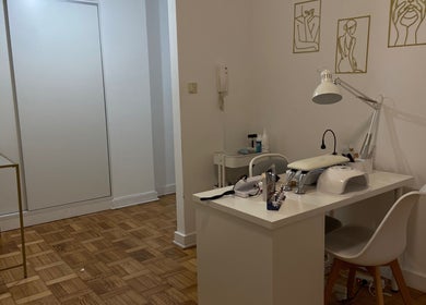 Espaço moderno na Naara Vallim | Nail Designer, Porto, PT, dedicado a serviços de manicure.