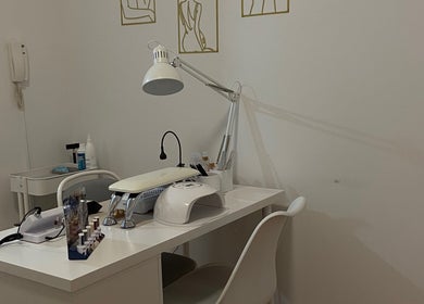 Mesa de manicure em Naara Vallim | Nail Designer, Porto, Porto, PT, destacando elegância e organização.
