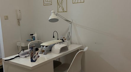 Mesa de manicure em Naara Vallim | Nail Designer, Porto, Porto, PT, destacando elegância e organização.